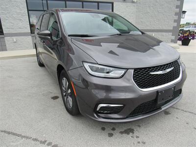2022 Chrysler Pacifica Hybrid Touring L   - Photo 8 - Oostburg, WI 53070