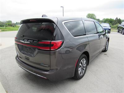 2022 Chrysler Pacifica Hybrid Touring L   - Photo 4 - Oostburg, WI 53070