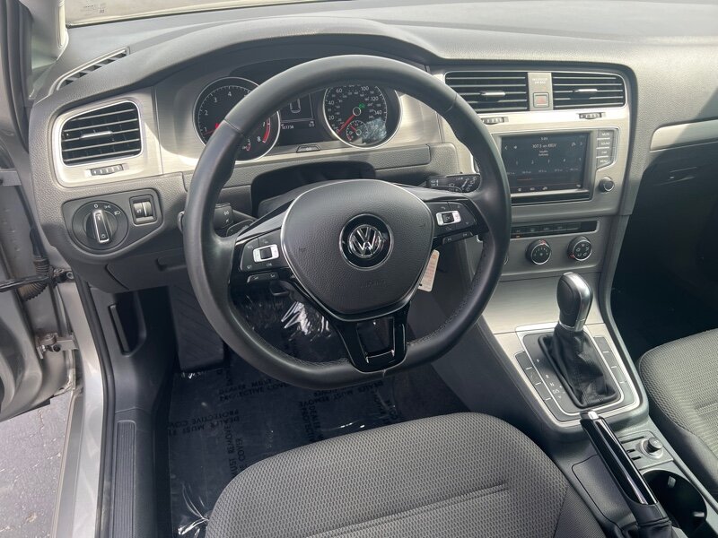 2016 Volkswagen Golf TSI S photo
