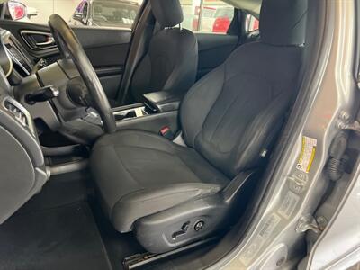 2015 Chrysler 200 Series Limited 4DR SEDAN   - Photo 10 - Hamilton, OH 45015