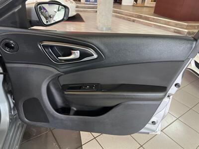 2015 Chrysler 200 Series Limited 4DR SEDAN   - Photo 25 - Hamilton, OH 45015