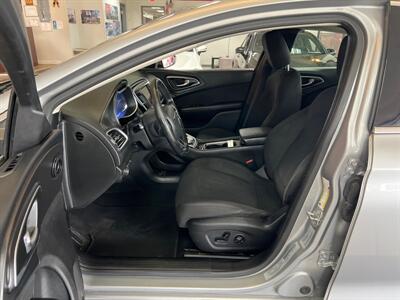 2015 Chrysler 200 Series Limited 4DR SEDAN   - Photo 9 - Hamilton, OH 45015