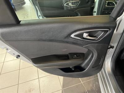 2015 Chrysler 200 Series Limited 4DR SEDAN   - Photo 20 - Hamilton, OH 45015