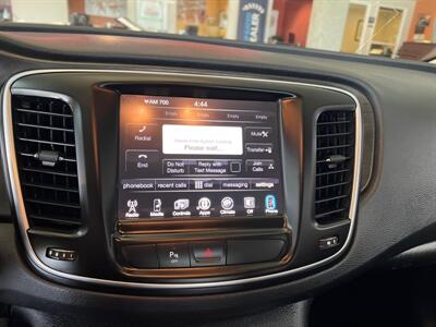 2015 Chrysler 200 Series Limited 4DR SEDAN   - Photo 15 - Hamilton, OH 45015
