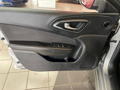 2015 Chrysler 200 Series Limited 4DR SEDAN   - Photo 18 - Hamilton, OH 45015