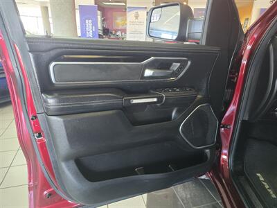 2019 RAM 1500 Laramie CREW CAB 4X4   - Photo 6 - Hamilton, OH 45015