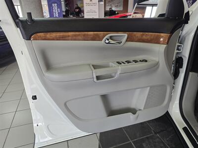 2010 Saturn Outlook XR-L 4DR SUV AWD   - Photo 7 - Hamilton, OH 45015