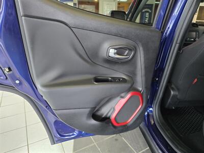 2016 Jeep Renegade Trailhawk 4DR SUV 4X4   - Photo 10 - Hamilton, OH 45015