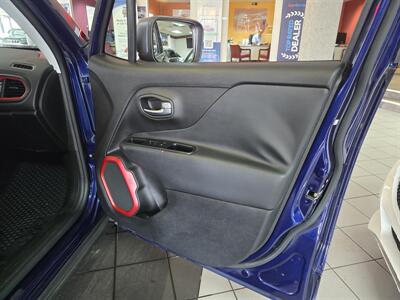 2016 Jeep Renegade Trailhawk 4DR SUV 4X4   - Photo 12 - Hamilton, OH 45015