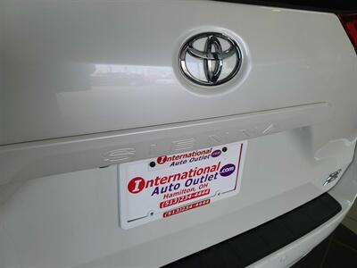 2017 Toyota Sienna XLE 7-Passenger Auto 4DR MINI-VAN   - Photo 40 - Hamilton, OH 45015