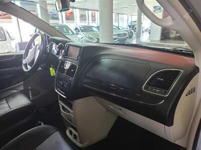 2016 Chrysler Town & Country Touring 4DR MINI-VAN V6   - Photo 16 - Hamilton, OH 45015