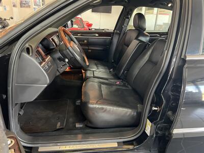 2009 Lincoln Town Car Signature Limited 4DR SEDAN - Photo 9 - Hamilton, OH 45015