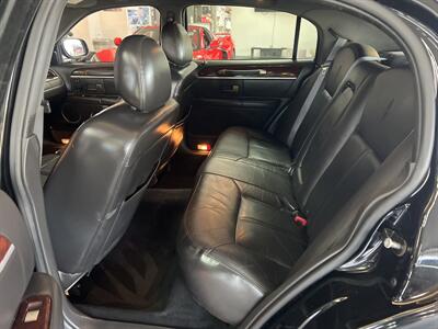 2009 Lincoln Town Car Signature Limited 4DR SEDAN - Photo 16 - Hamilton, OH 45015