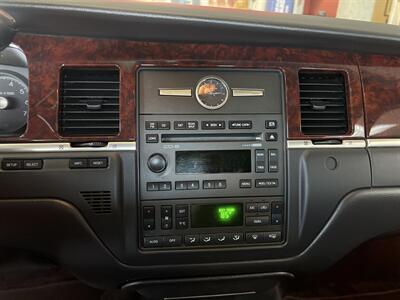 2009 Lincoln Town Car Signature Limited 4DR SEDAN - Photo 14 - Hamilton, OH 45015