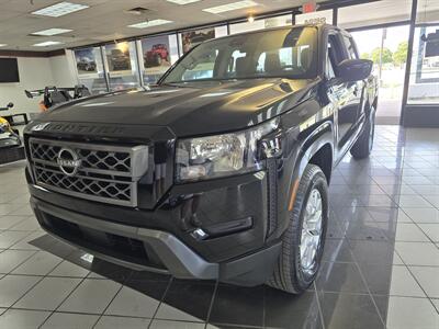 2023 Nissan Frontier SV CREW CAB PICKUP/V6   - Photo 2 - Hamilton, OH 45015