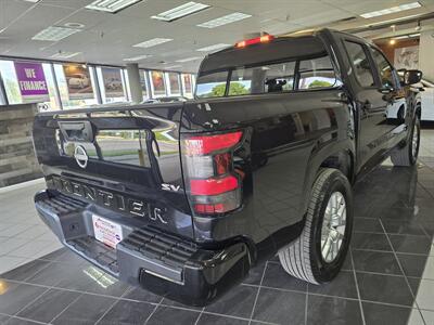 2023 Nissan Frontier SV CREW CAB PICKUP/V6   - Photo 5 - Hamilton, OH 45015