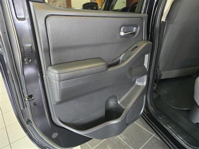 2023 Nissan Frontier SV CREW CAB PICKUP/V6   - Photo 11 - Hamilton, OH 45015