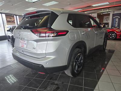 2024 Nissan Rogue SV - Photo 4 - Hamilton, OH 45015