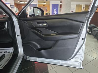 2024 Nissan Rogue SV - Photo 13 - Hamilton, OH 45015