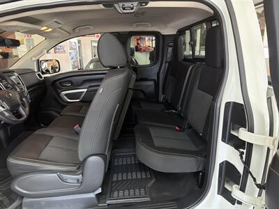 2017 Nissan Titan SV CLUB CAB 4X4   - Photo 19 - Hamilton, OH 45015