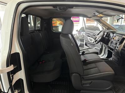 2017 Nissan Titan SV CLUB CAB 4X4   - Photo 25 - Hamilton, OH 45015