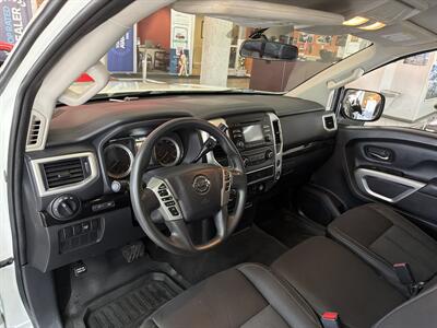 2017 Nissan Titan SV CLUB CAB 4X4   - Photo 11 - Hamilton, OH 45015