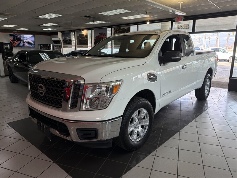 2017 Nissan Titan SV CLUB CAB 4X4   - Photo 1 - Hamilton, OH 45015