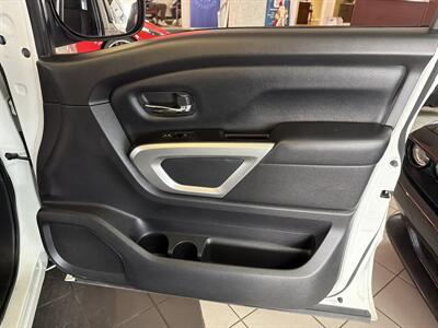 2017 Nissan Titan SV CLUB CAB 4X4   - Photo 24 - Hamilton, OH 45015