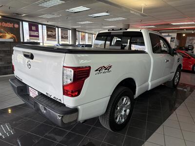 2017 Nissan Titan SV CLUB CAB 4X4   - Photo 6 - Hamilton, OH 45015