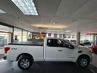 2017 Nissan Titan SV CLUB CAB 4X4   - Photo 5 - Hamilton, OH 45015