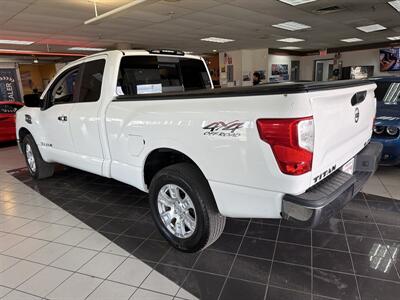 2017 Nissan Titan SV CLUB CAB 4X4   - Photo 8 - Hamilton, OH 45015