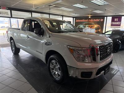 2017 Nissan Titan SV CLUB CAB 4X4   - Photo 4 - Hamilton, OH 45015