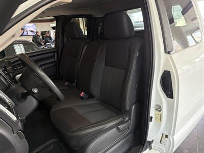 2017 Nissan Titan SV CLUB CAB 4X4   - Photo 10 - Hamilton, OH 45015