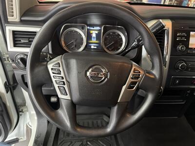 2017 Nissan Titan SV CLUB CAB 4X4   - Photo 14 - Hamilton, OH 45015