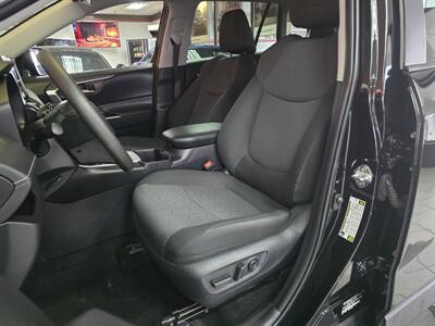 2025 Toyota RAV4 XLE   - Photo 9 - Hamilton, OH 45015