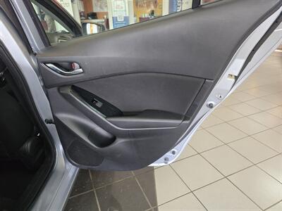 2017 Mazda MAZDA3 Sport - Photo 14 - Hamilton, OH 45015