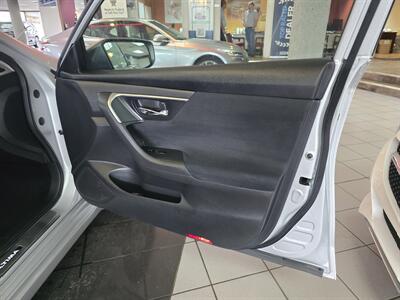2015 Nissan Altima 2.5 SV 4DR SEDAN - Photo 18 - Hamilton, OH 45015