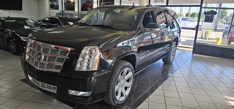 2011 Cadillac Escalade Platinum Edition 4DR SUV AWD   - Photo 1 - Hamilton, OH 45015