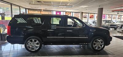 2011 Cadillac Escalade Platinum Edition 4DR SUV AWD   - Photo 5 - Hamilton, OH 45015