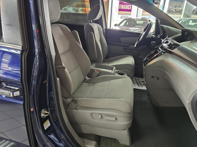 2016 Honda Odyssey SE 4DR MINI-VAN photo