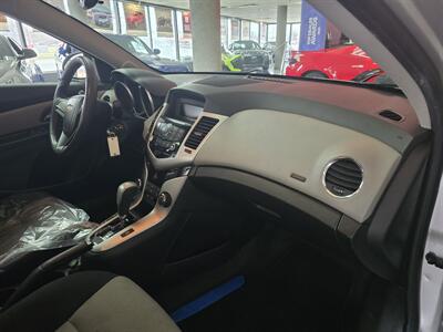 2015 Chevrolet Cruze LS Auto 4DR SEDAN   - Photo 13 - Hamilton, OH 45015