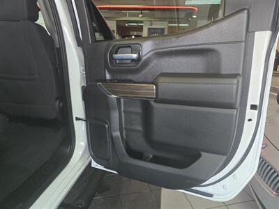 2021 Chevrolet Silverado 1500 RST 4DR CREW CAB 4X4/V8   - Photo 12 - Hamilton, OH 45015