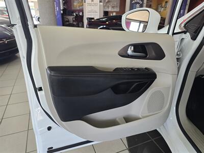 2018 Chrysler Pacifica Touring Plus MINI-VAN - Photo 7 - Hamilton, OH 45015