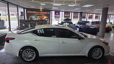 2022 Nissan Altima 2.5 SR 4DR SEDAN   - Photo 5 - Hamilton, OH 45015