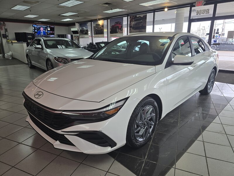 2024 Hyundai ELANTRA SEL   - Photo 1 - Hamilton, OH 45015