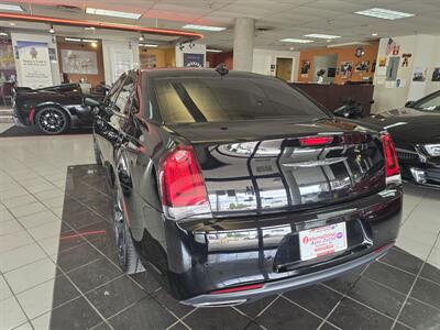 2022 Chrysler 300 Series Touring L 4DR SEDAN - Photo 5 - Hamilton, OH 45015