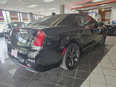 2022 Chrysler 300 Series Touring L 4DR SEDAN - Photo 4 - Hamilton, OH 45015