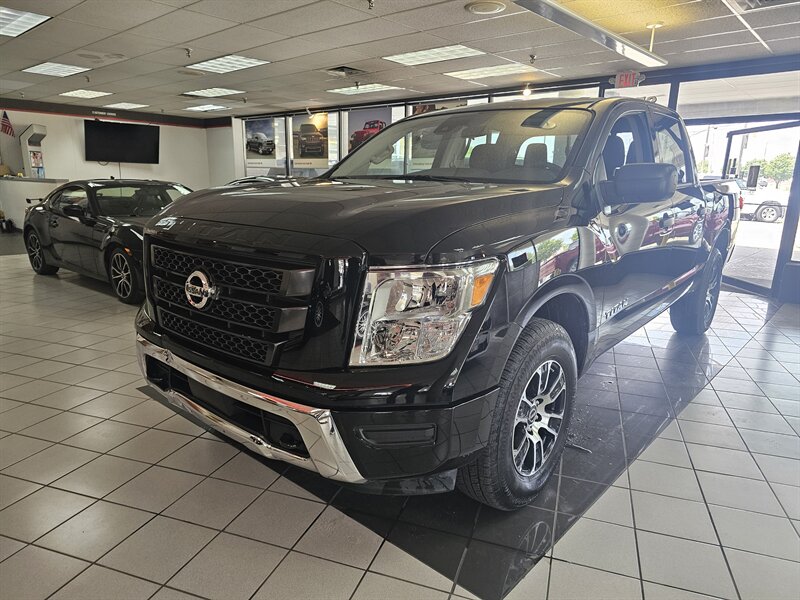 2023 Nissan Titan SV CREW CAB4X4   - Photo 1 - Hamilton, OH 45015