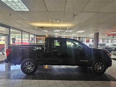 2023 Nissan Titan SV CREW CAB4X4   - Photo 5 - Hamilton, OH 45015