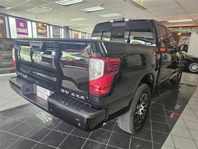 2023 Nissan Titan SV CREW CAB4X4   - Photo 6 - Hamilton, OH 45015